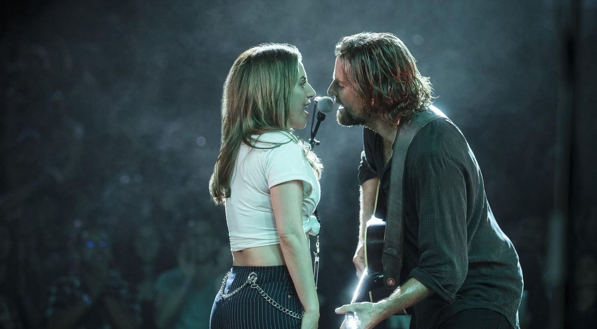 Still from the movie A Star Is Born( Image via Warner Bros. Pictures)