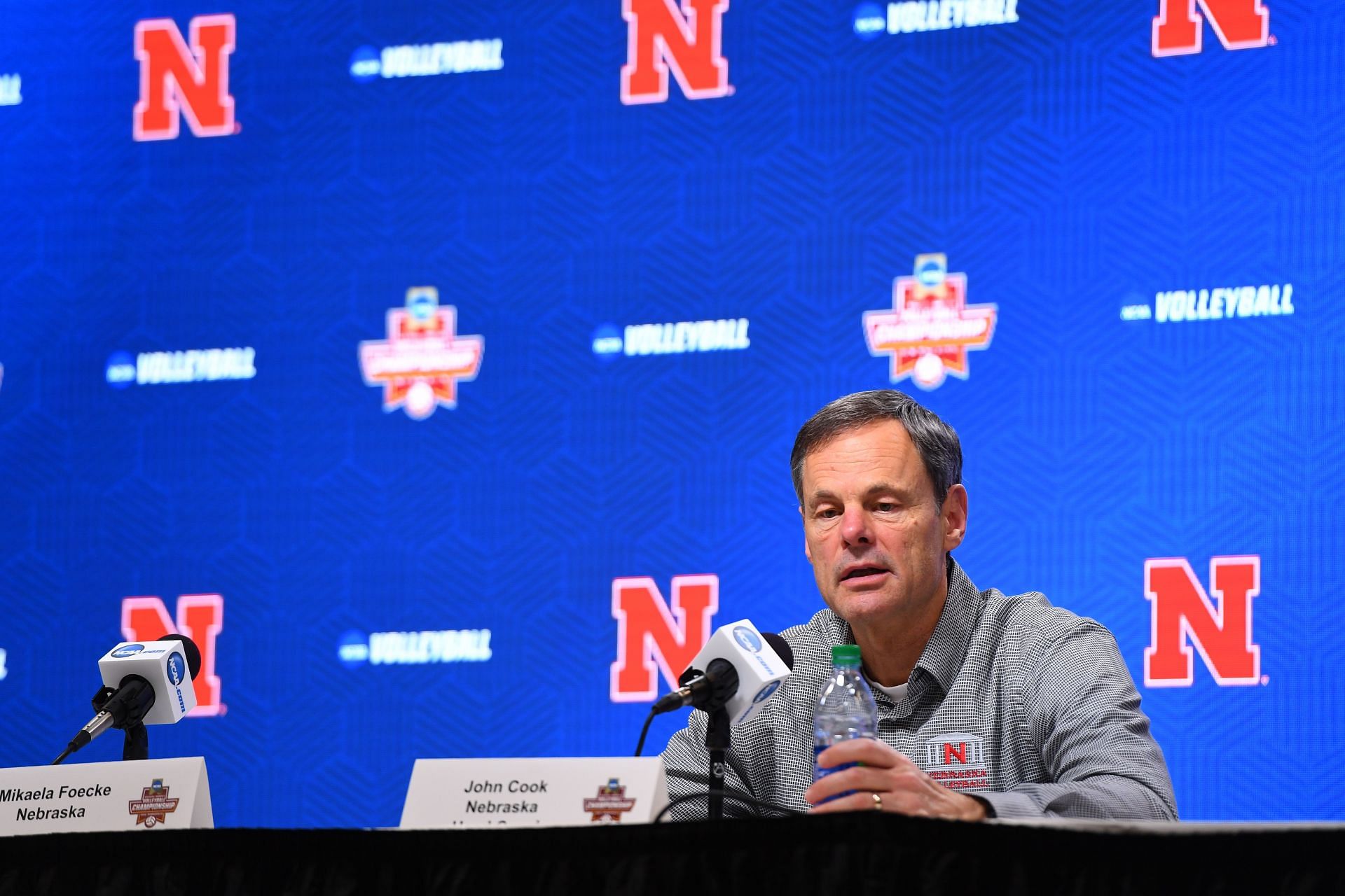 John Cook speaking at the 2018 NCAA Division I Women&#039;s Volleyball Championship - (Source: Getty)