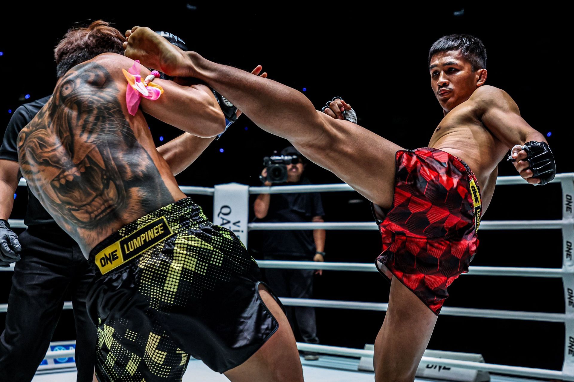 (From right) Kongsuk Fairtex and Lamnamoonlek Tded99 in action this past Friday.