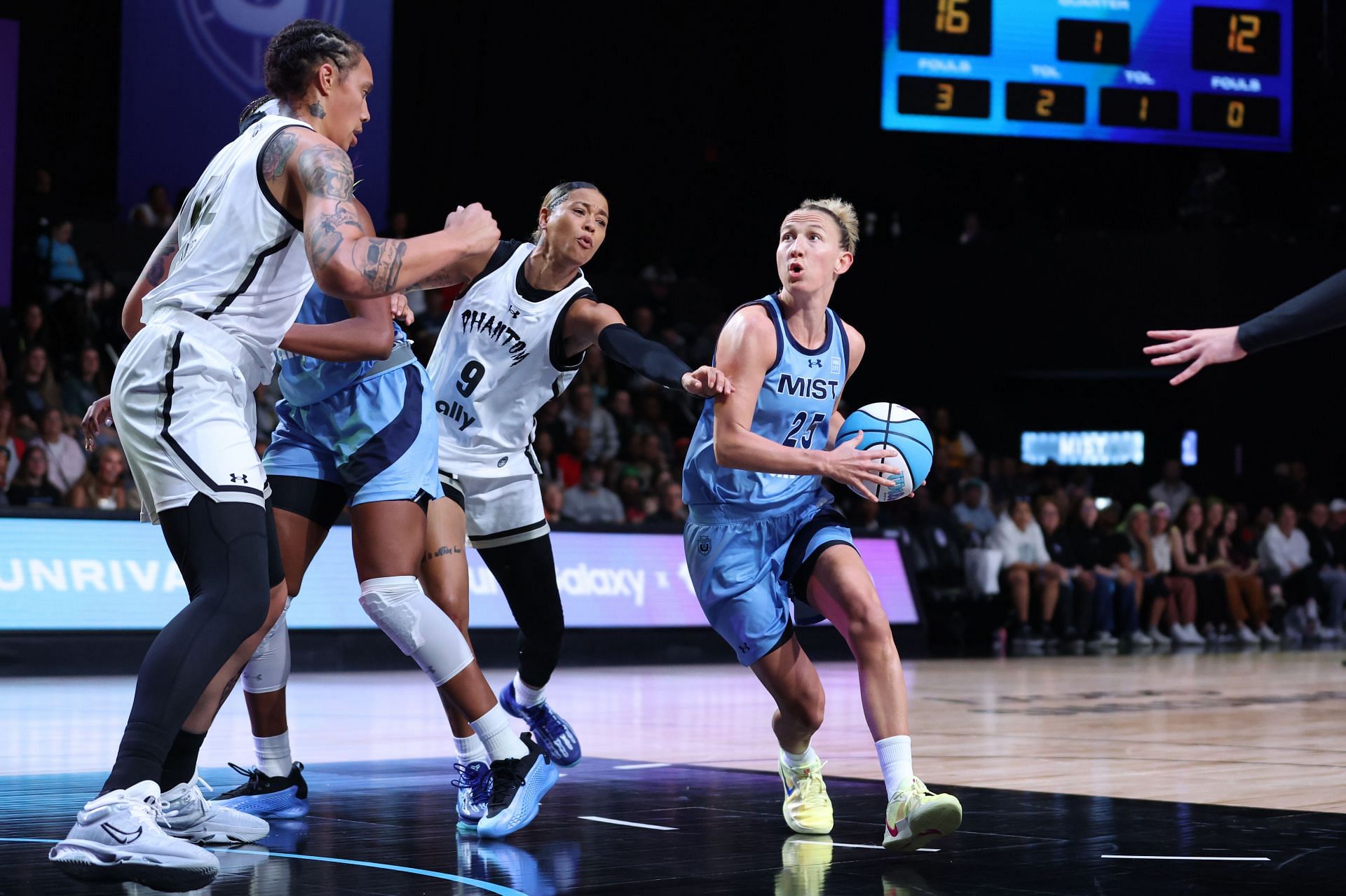 Courtney Vandersloot in action at the Unrivaled league - Source: Getty