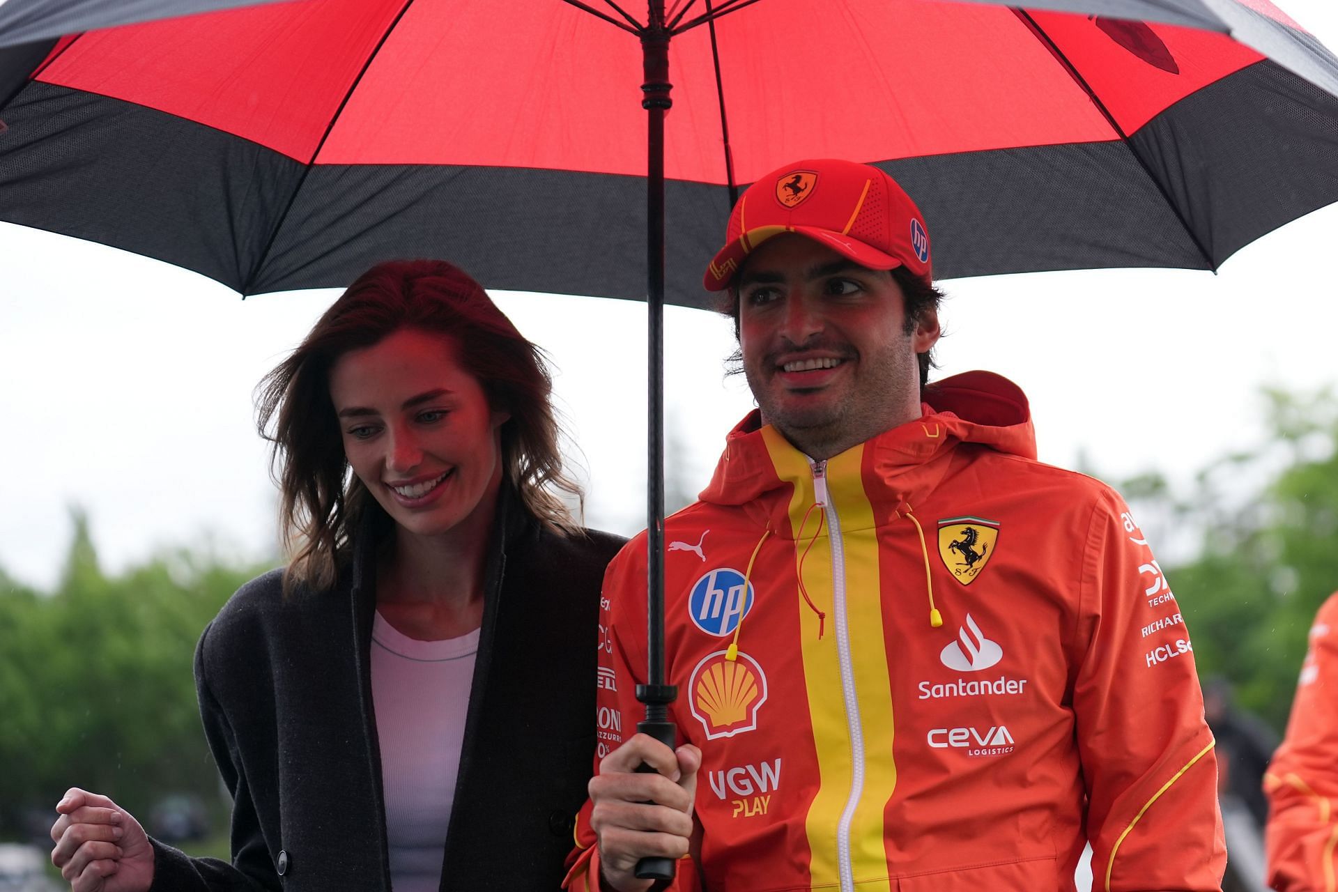 Carlos Sainz with girlfriend Rebecca Donaldson (Image Source: Getty)