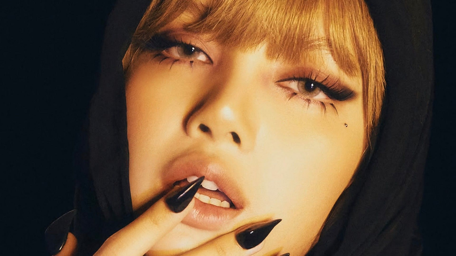 Lisa (Image via Instagram/@lalalalisa_m)