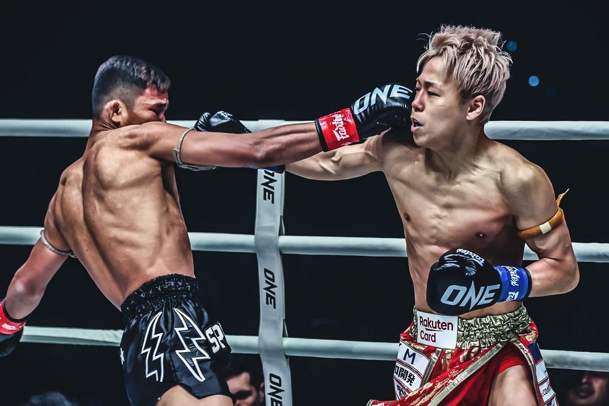 Superlek (L) versus Takeru (R) | Photo by ONE Championship