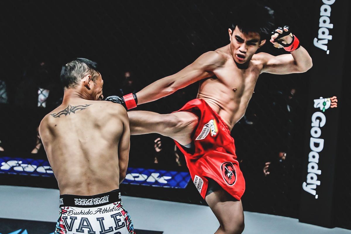 Joshua Pacio fighting fellow Filipino Roy Doliguez in November 2017. [Photo via: ONE Championship]