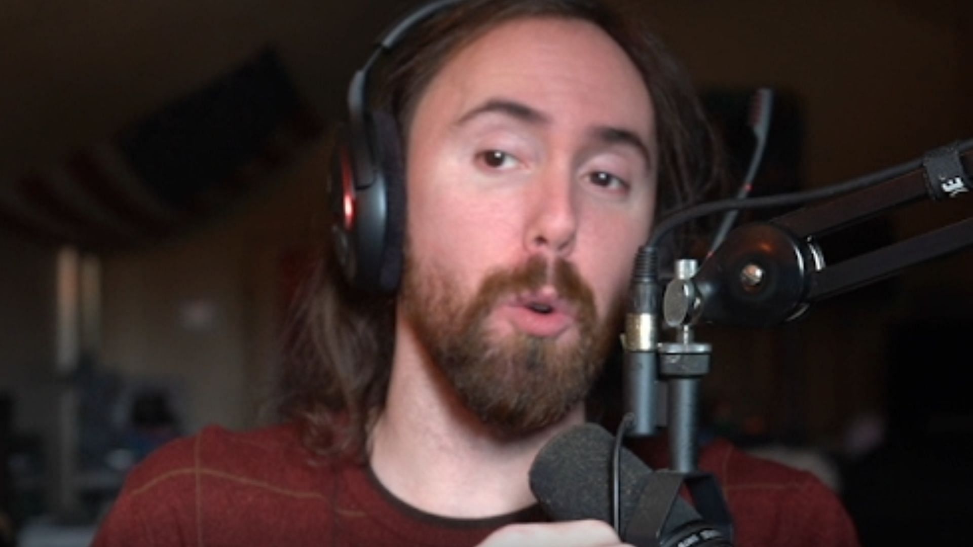 Asmongold recently revealed why he would not discuss accusations made against fellow streamer Destiny (Image via zackrawrr/Twitch)