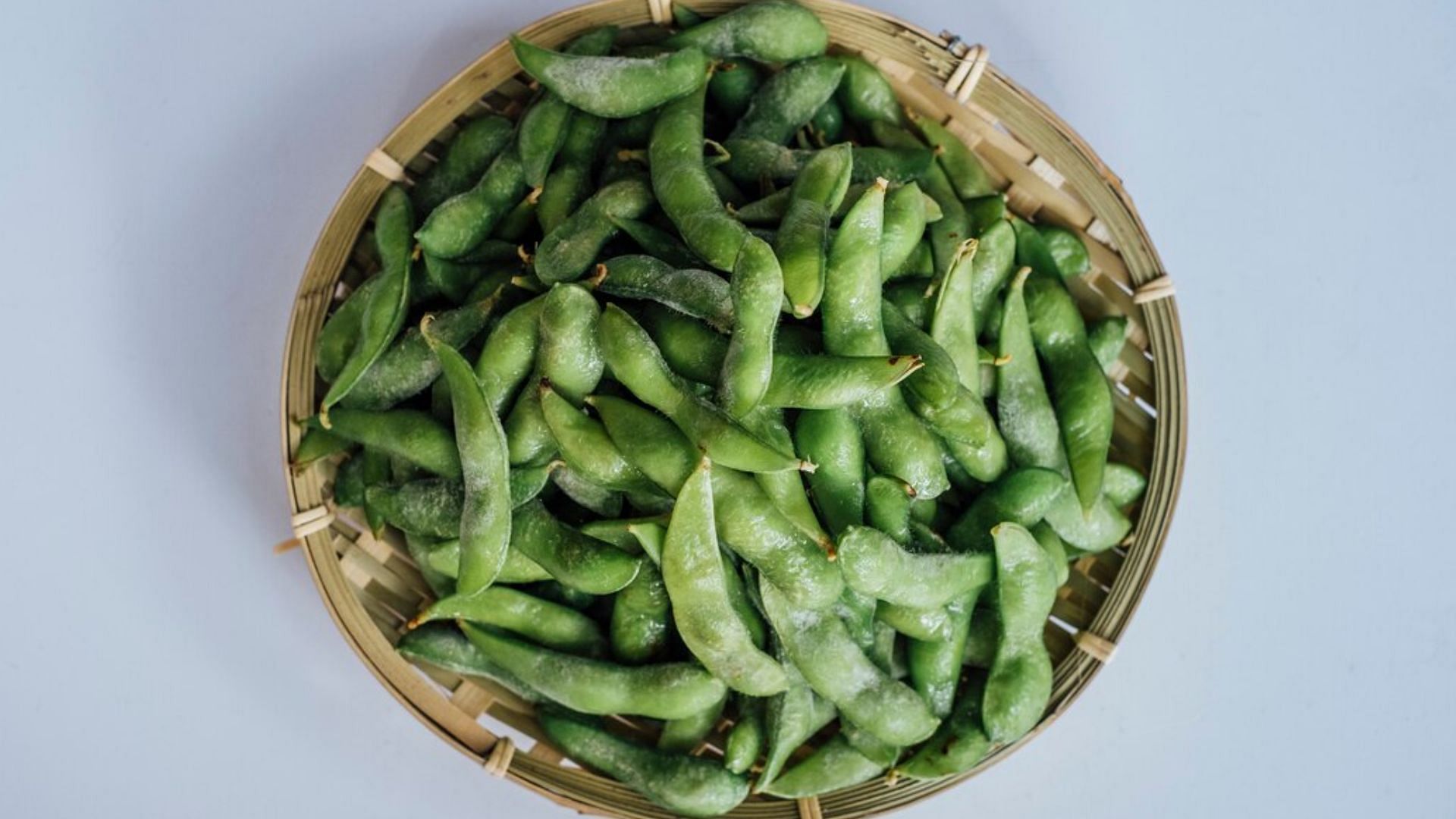 Edamame can be eaten as a snack or in stir fry (Image via Freepik)