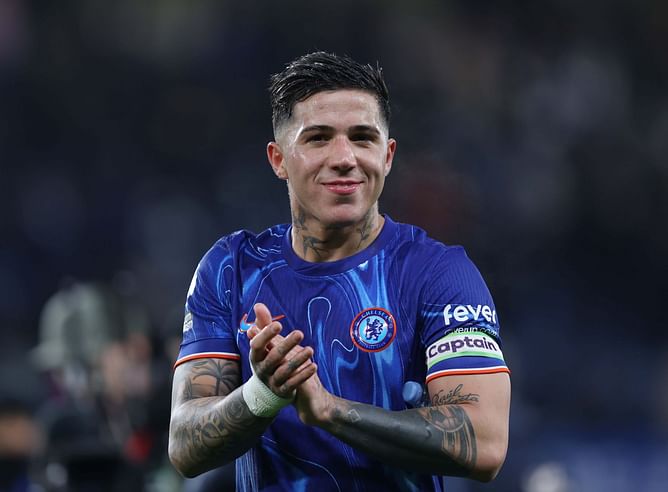 Former PL referee surprised by one key Chelsea decision involving Enzo Fernandez in 3-0 loss to Brighton