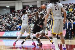 "AJ is not a lock for 1 draft pick next year": Hoops fans react to AJ Dybantsa and Darryn Peterson's clutch performance
