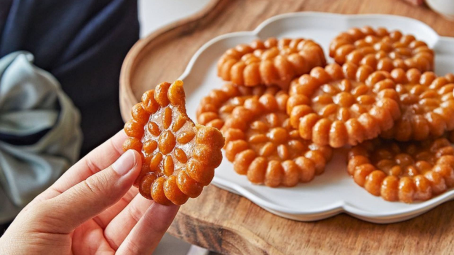 Yakgwa Honey Cookies (Image via Instagram/@samlip.official)