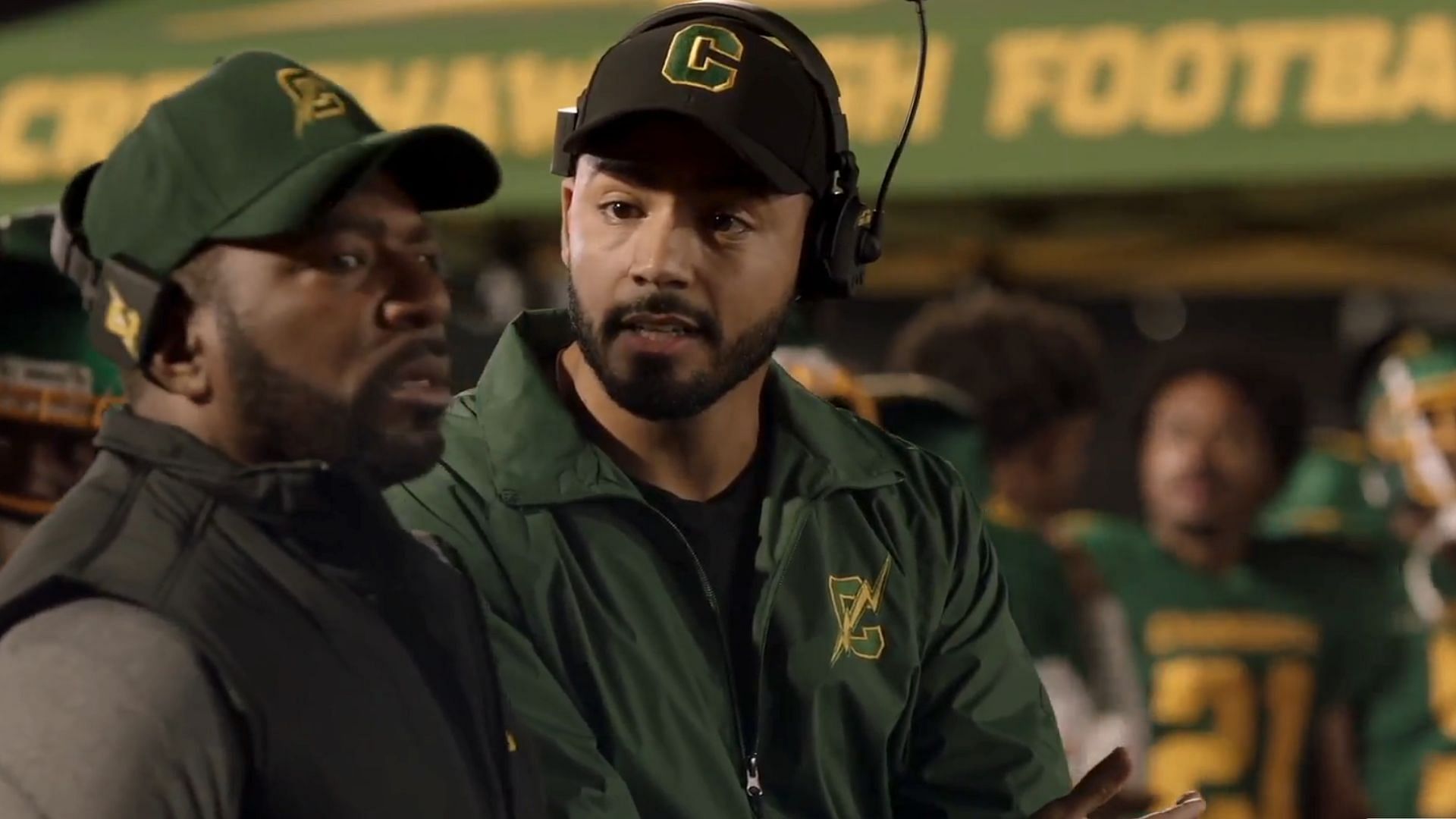 Coach Bobby and Jordan during the game (Image via The CW)