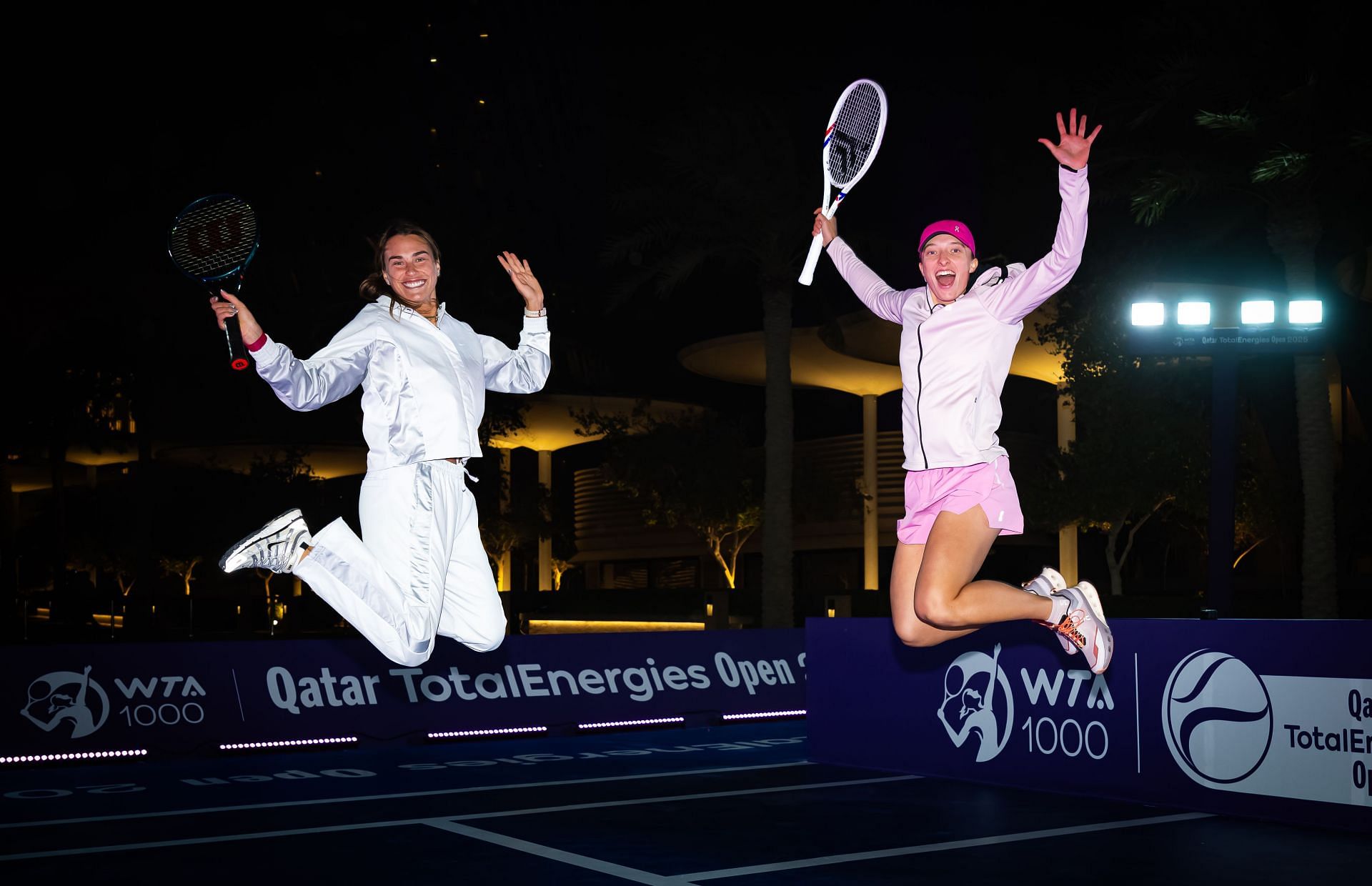 Aryna Sabalenka (L) and Iga Swiatek - Source: Getty