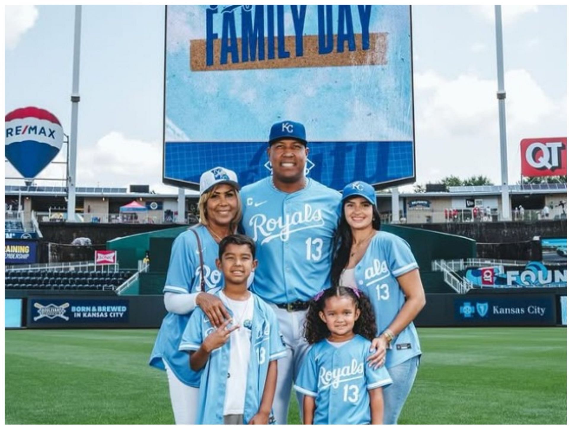 Salvador Perez shares adorable family potrait ft. wife Maria &amp; their two kids to celebrate the 