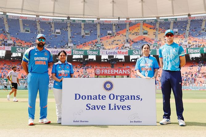 IND vs ENG: भारत और इंग्लैंड के खिलाड़ी तीसरे वनडे में हरी पट्टी बांधकर क्यों उतरे हैं? सामने आई बड़ी वजह