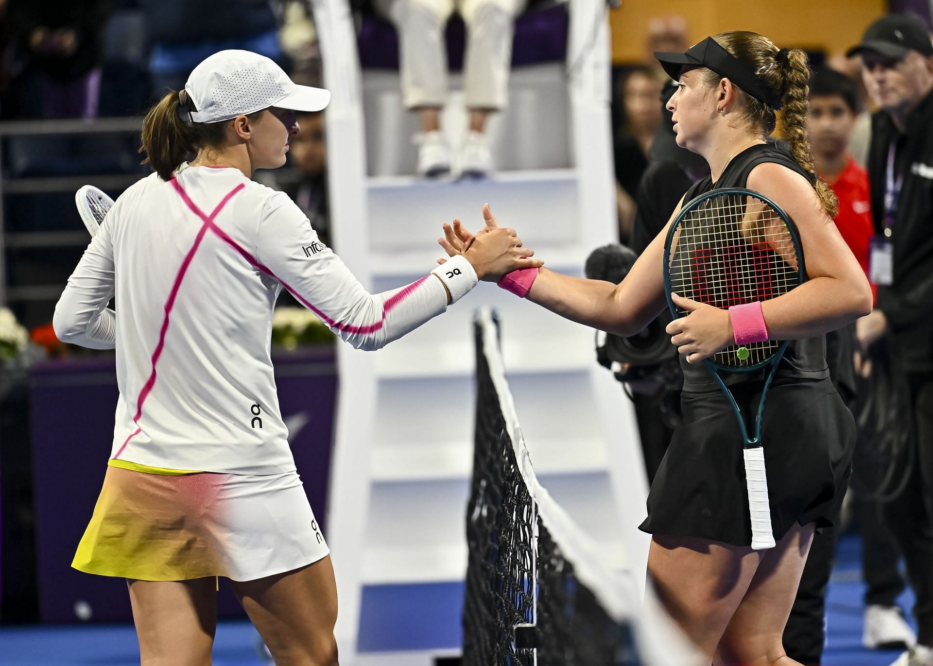 Iga Swiatek (left) and Jelena Ostapenko (right) at the 2025 Qatar TotalEnergies Open (Source: Getty)