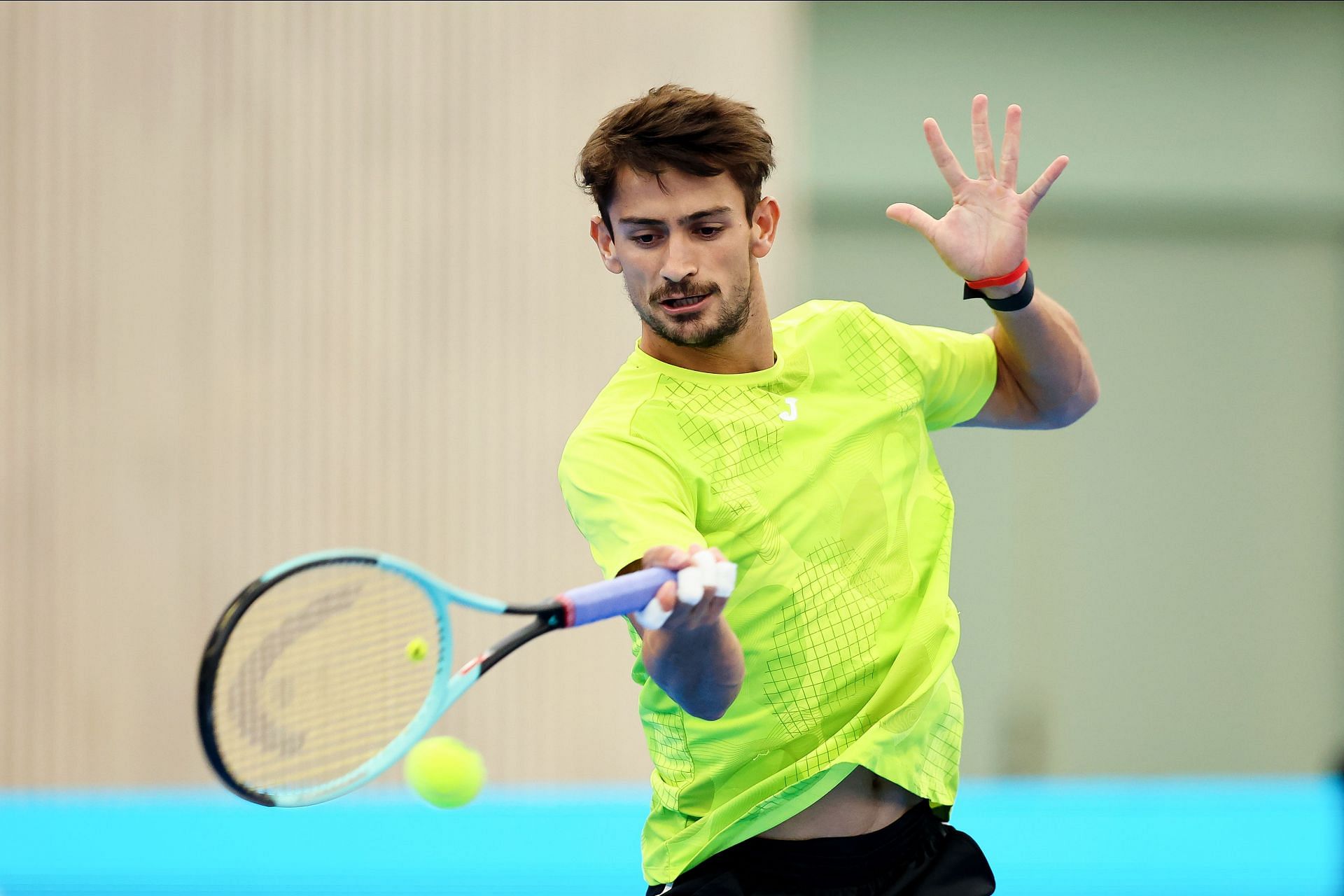 Mariano Navone hits a forehand (Source: Getty)