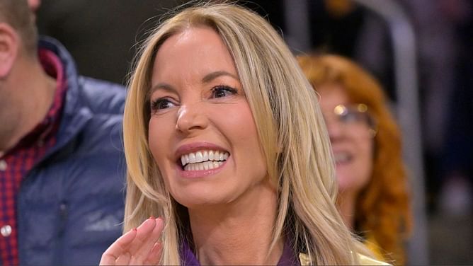 Mindy Kaling makes her feelings clear on Lakers owner Jeanie Buss' 'famously dysfunctional, extremely wealthy Los Angeles family'