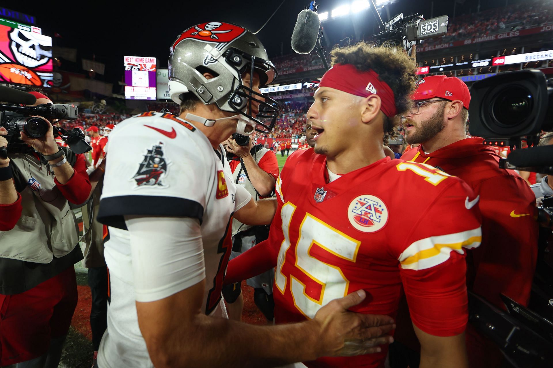 Patrick Mahomes #15 of the Kansas City Chiefs shakes hands with Tom Brady #12 of the Tampa Bay Buccaneers. (Credits: Getty)