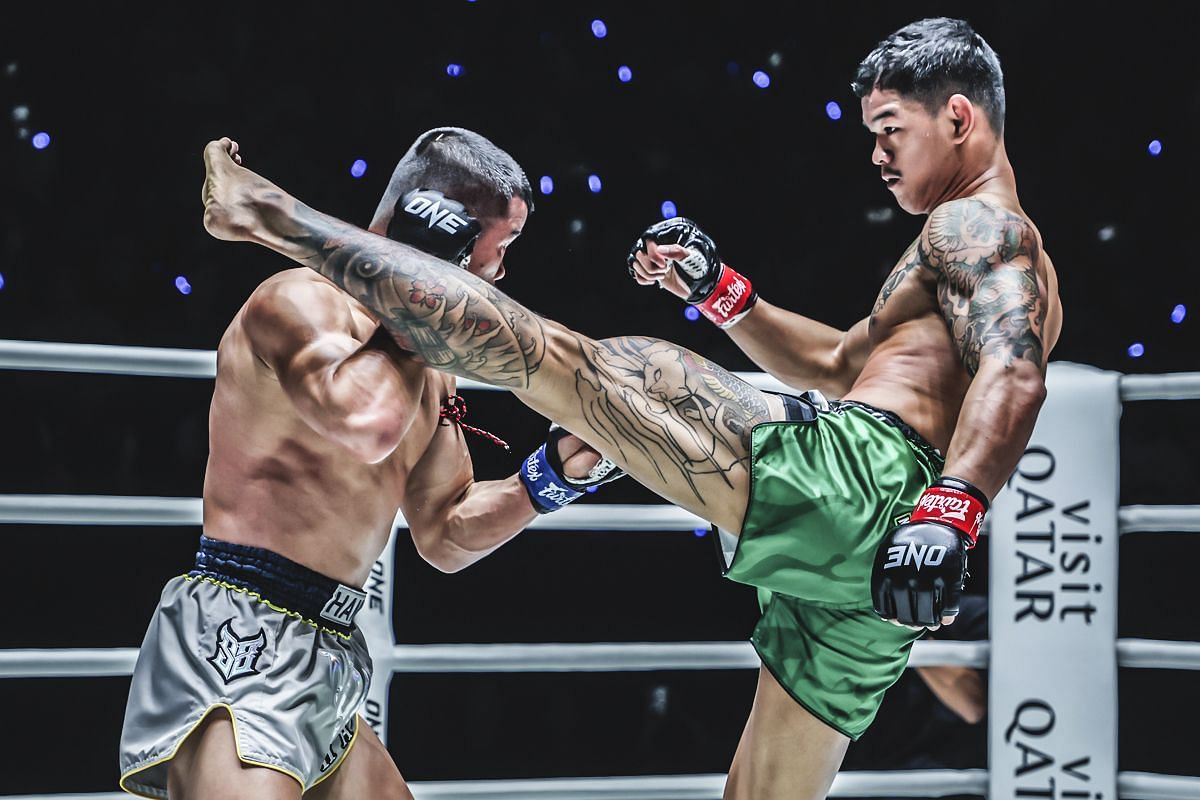 (From right) Kongthoranee slams a high kick at Nong-O Hama inside the Lumpinee Stadium.