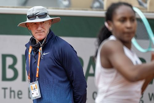 Brad Gilbert looks on at Coco Gauff during practice at Roland-Garros 2024. - Source: Getty