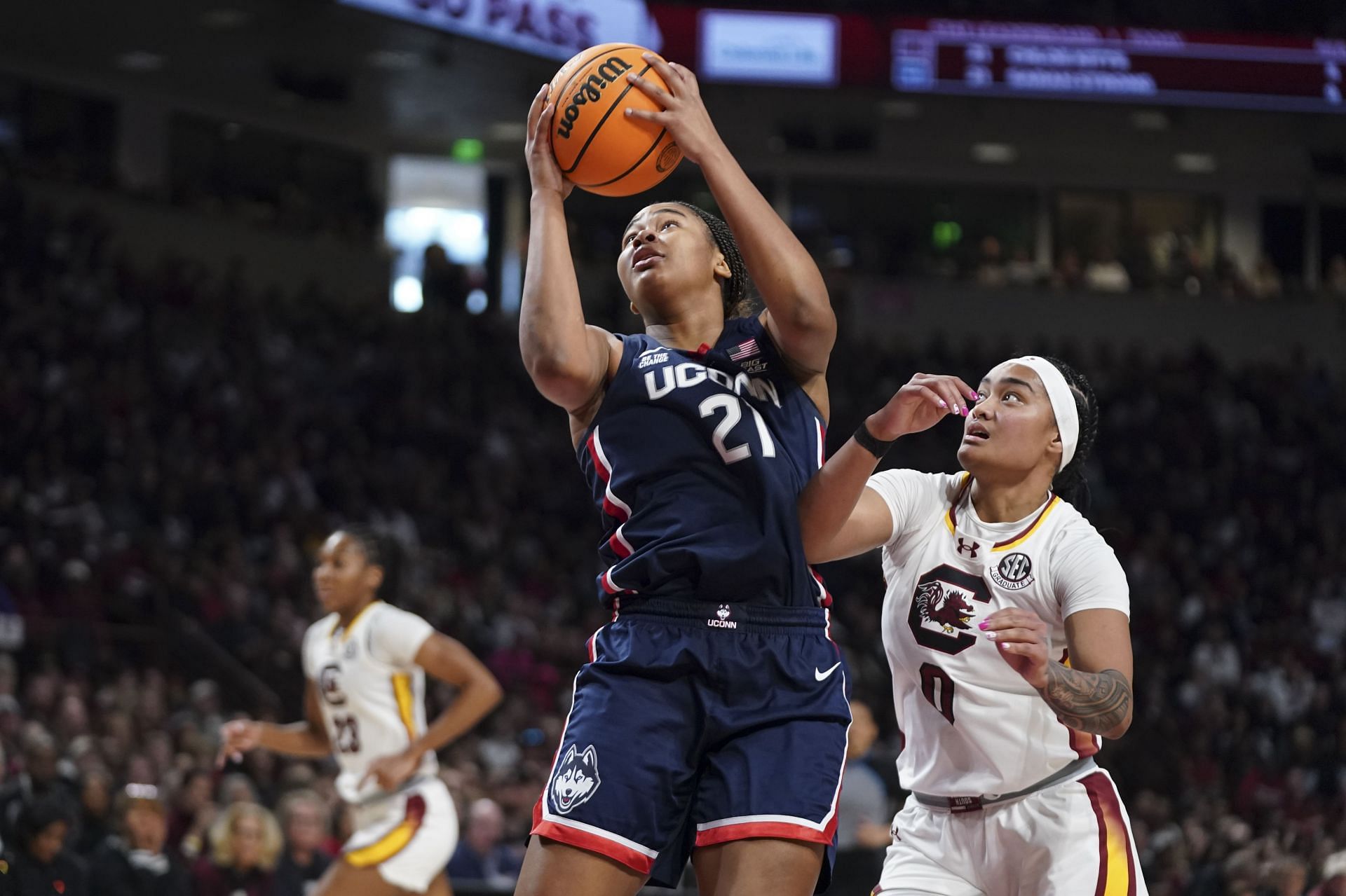 Sarah Strong (#21) of the UConn Huskies catches a pass against Te-Hina Paopao (#0) of the South Carolina Gamecocks during the third quarter of their NCAA women&#039;s basketball game at Colonial Life Arena. (Credits: Getty)