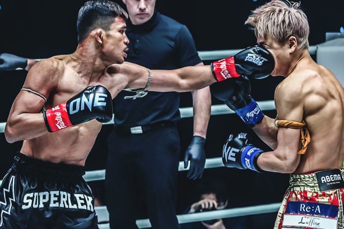 (From left) Superlek Kiatmoo9 and Takeru Segawa in action at ONE 165.