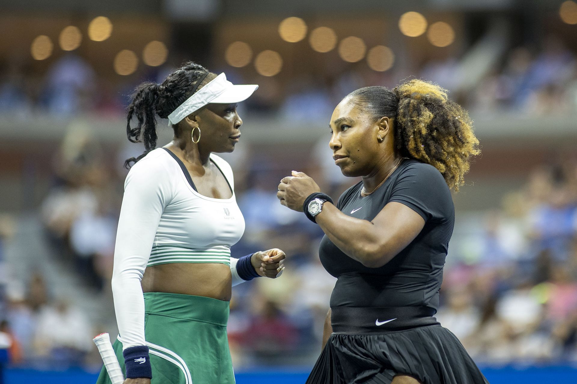 Venus Williams (L) and Serena Williams (R) at the US Open 2022 - Source: Getty