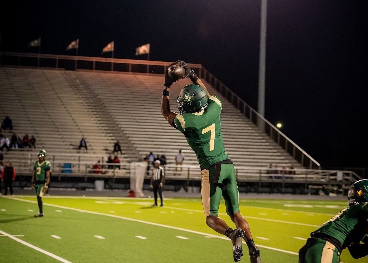 Desoto wide receiver Ethan Feaster #7 before a game. Image via @Boobiefeaster23 on X 