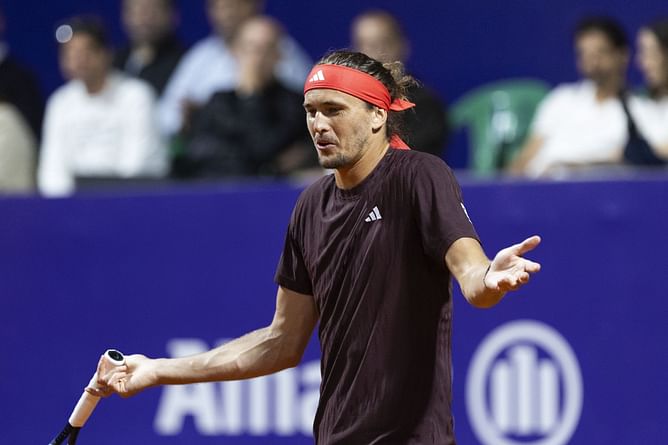 Alexander Zverev exchanges heated words with crowd after time violation in shocking upset against local favorite at Argentina Open