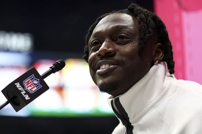 AJ Brown's girlfriend Kelsey Riley reacts to WR's first look in Eagles' Super Bowl uniform