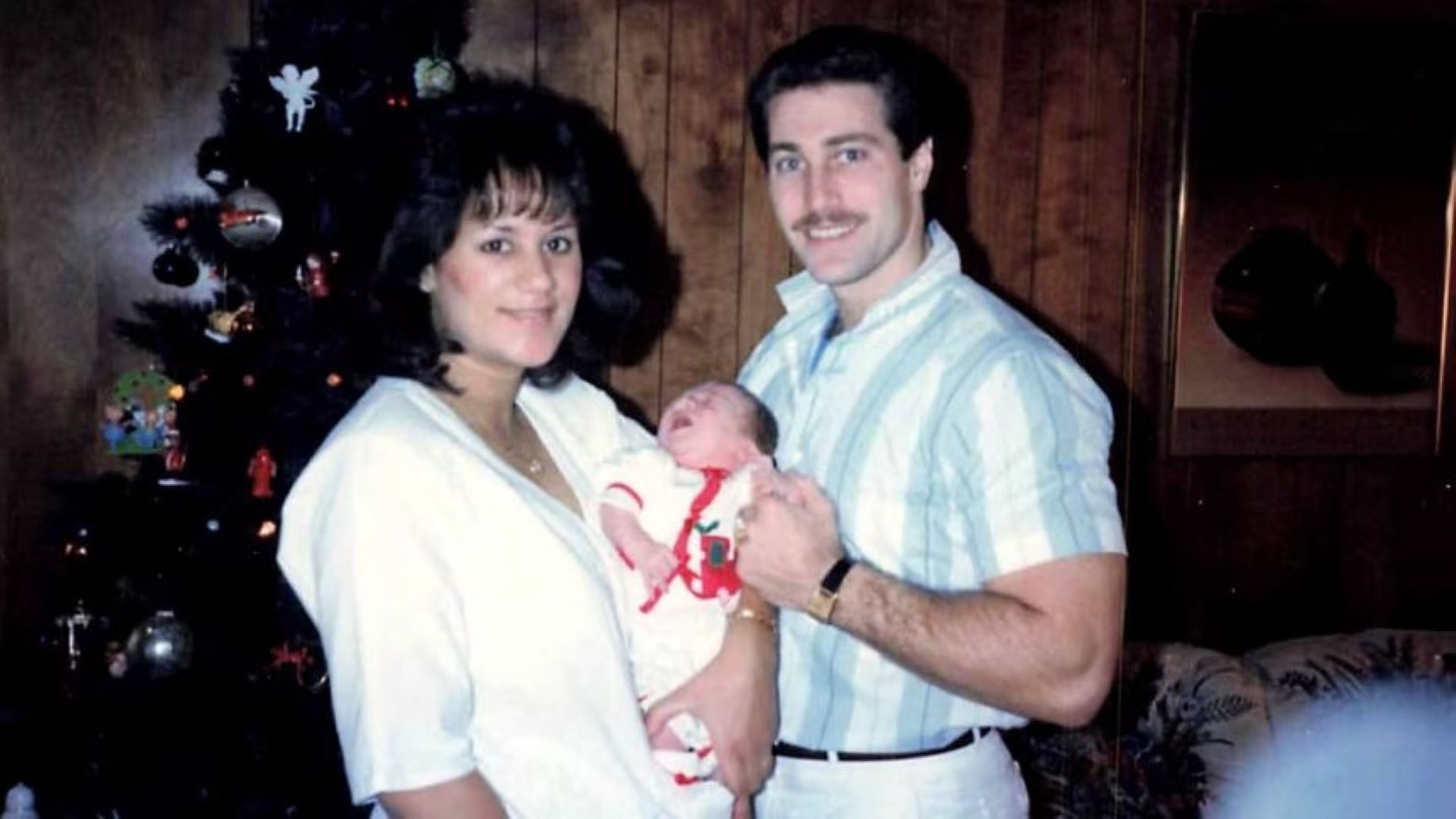 A photo of Farah and Robert Fratta with their newborn child (image via Oxygen)