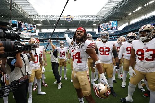 Fred Warner celebrates a San Francisco 49ers win with his teammates. (Credits: Getty)