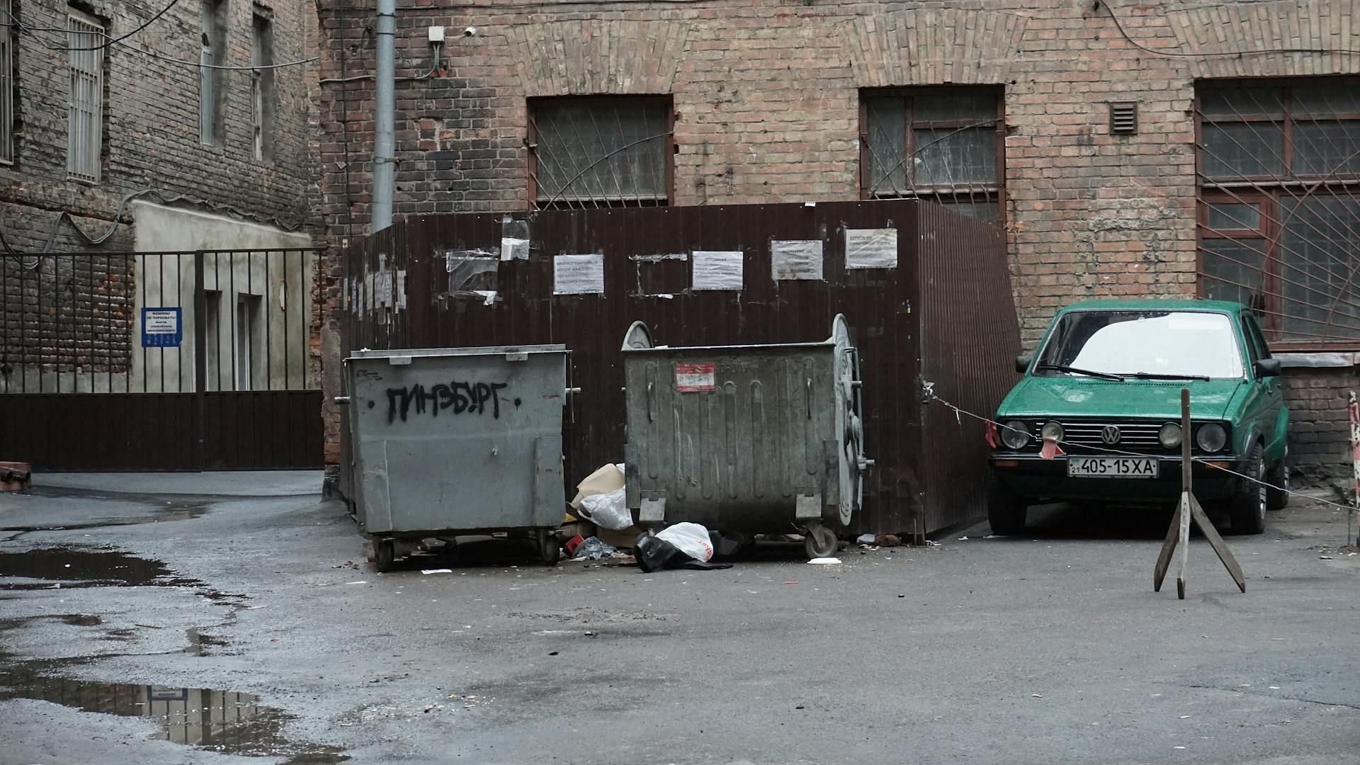 Very Scary Lovers season 1 episode 1 victims&#039; remains were found near a grocery store dumpster (Image via Pexels)