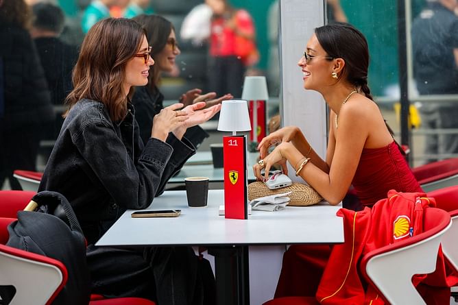Carlos Sainz's girlfriend Rebecca Donaldson drops 1-word reaction to Alexandra Saint Mleux's social media post