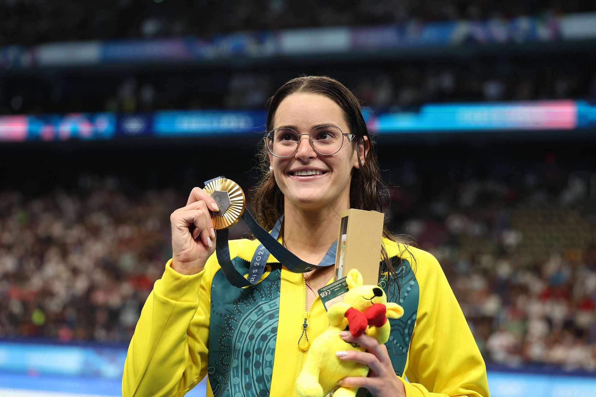 Kaylee McKeown posing with her 100m backstroke gold at the Olympic Games Paris 2024: (Source: Getty)