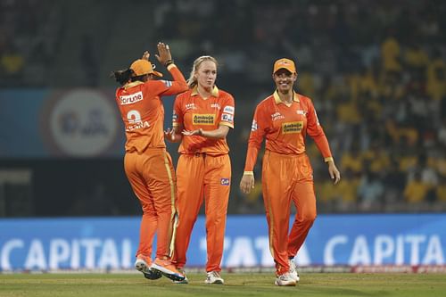 Kim Garth (center) picked up a five-wicket haul in her first match in the WPL.