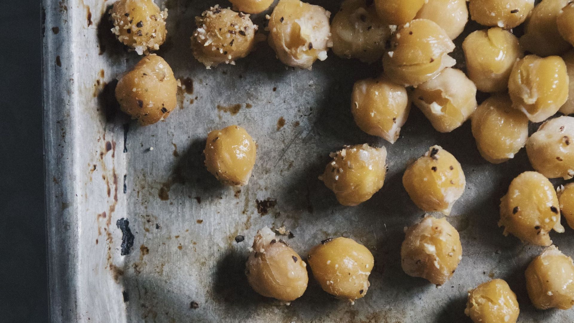 Roasted chickpeas are easy to make and a great alternative to processed crunchy snacks (Image via Unsplash)