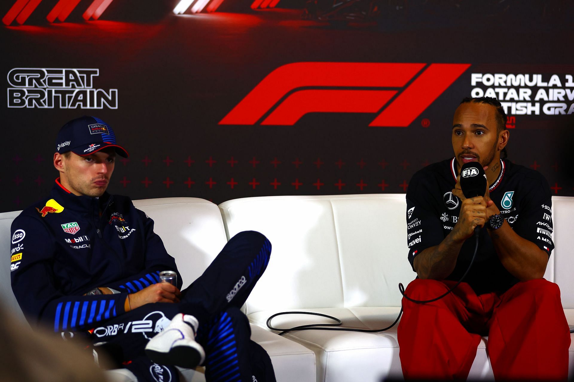 Lewis Hamilton (R) and Max Verstappen attend the press conference after the F1 Grand Prix of Great Britain on July 07, 2024 - Source: Getty