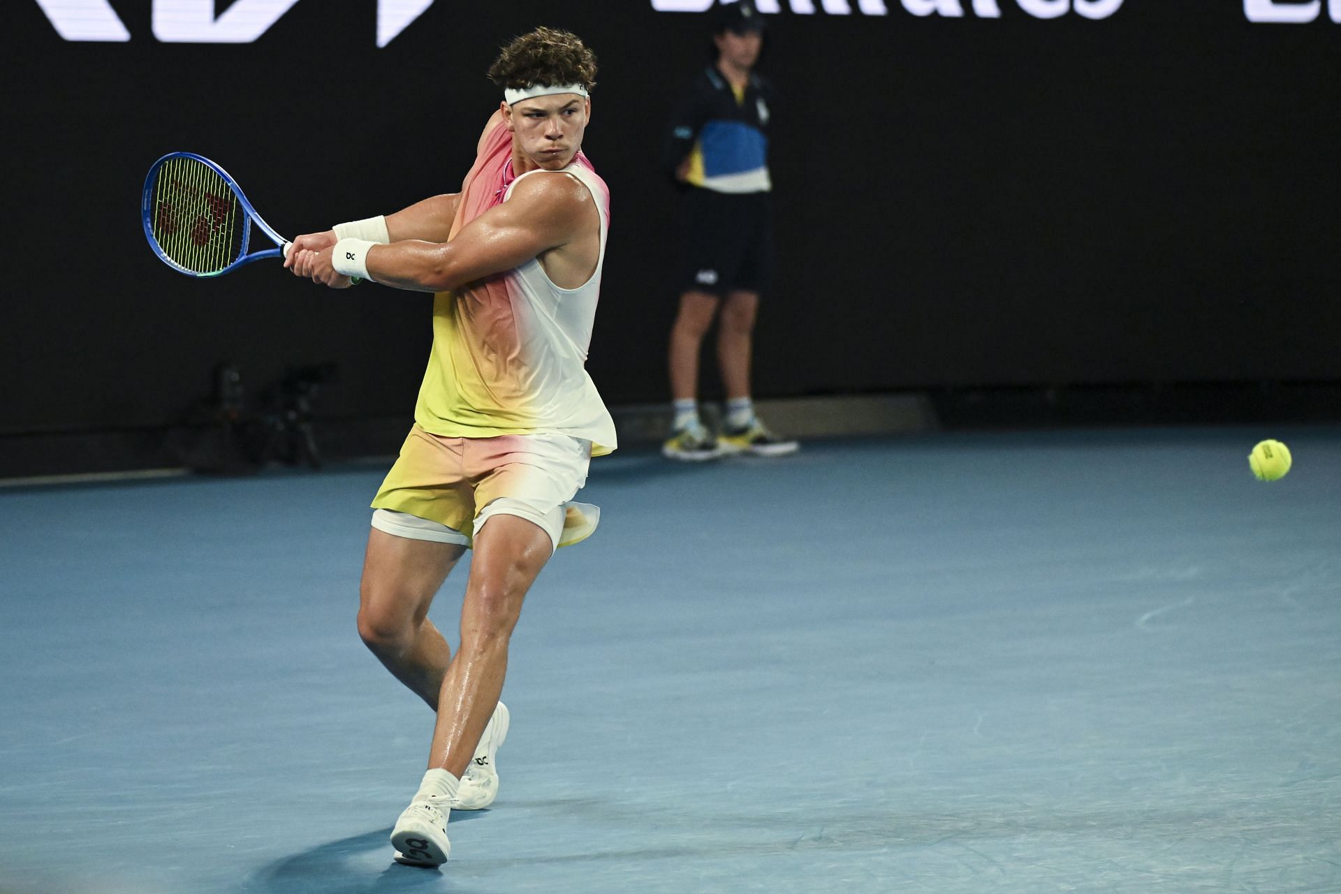 Shelton plays a backhand in the 2025 Australian Open - Source: Getty