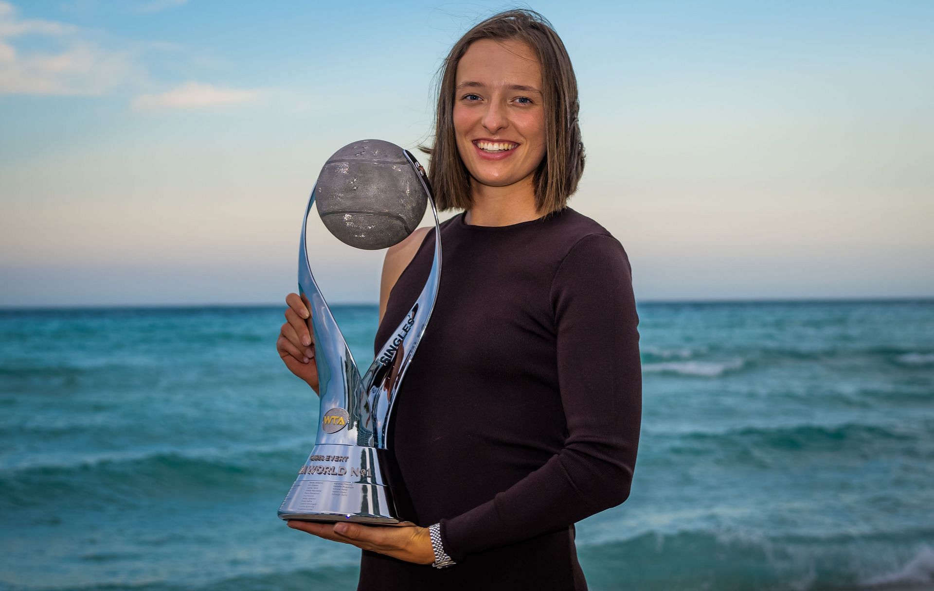 Iga Swiatek posing with her 2022 Miami Open trophy - Source: Getty