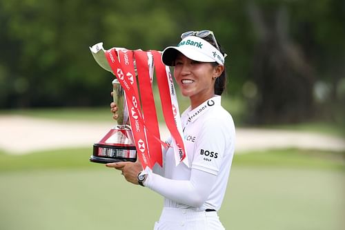 Lydia Ko poses with the trophy after winning the HSBC Women's World Championship 2025 (Image Source: Getty)