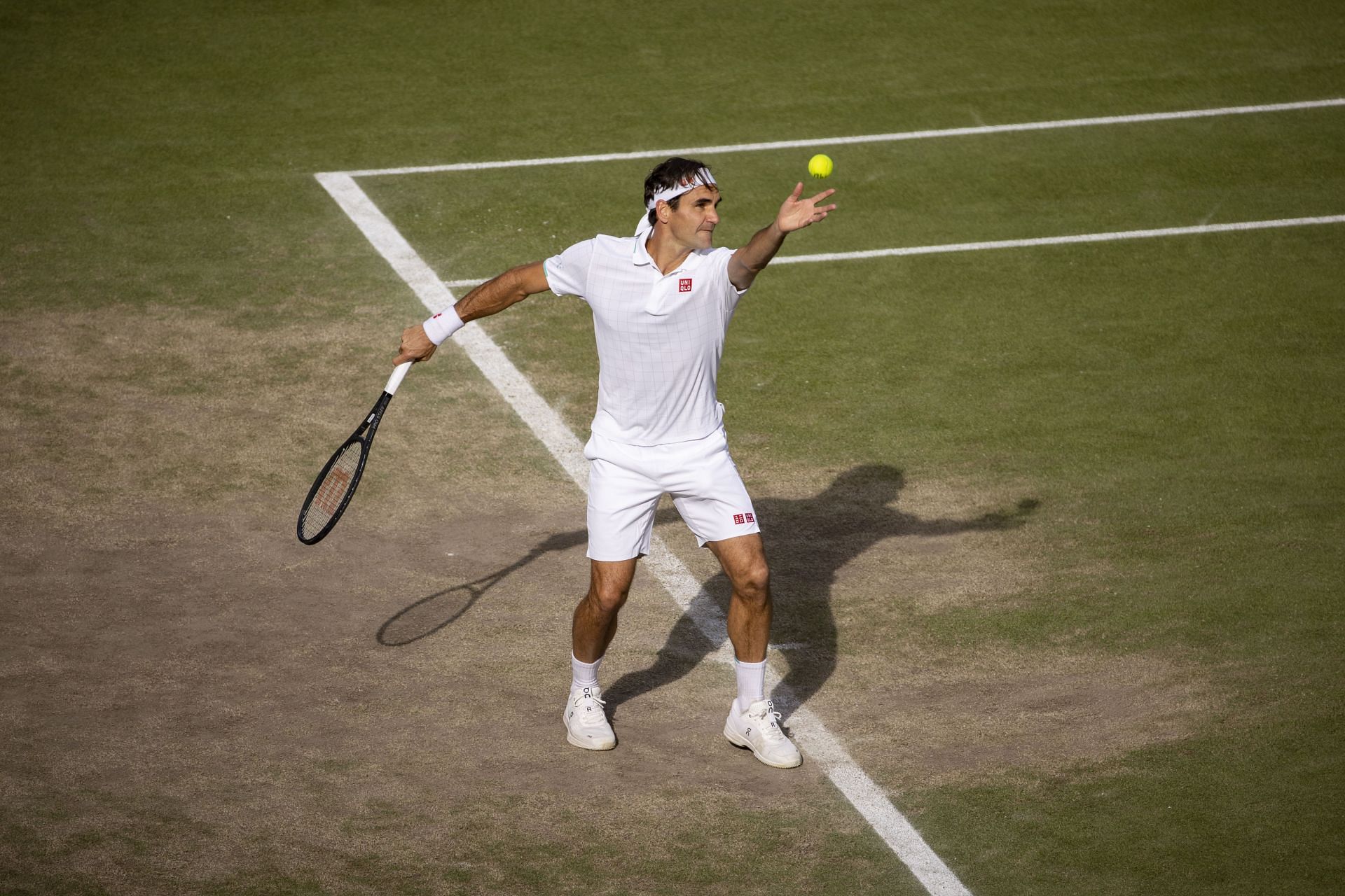 Roger Federer serving at the Wimbledon 2021 - Source: Getty