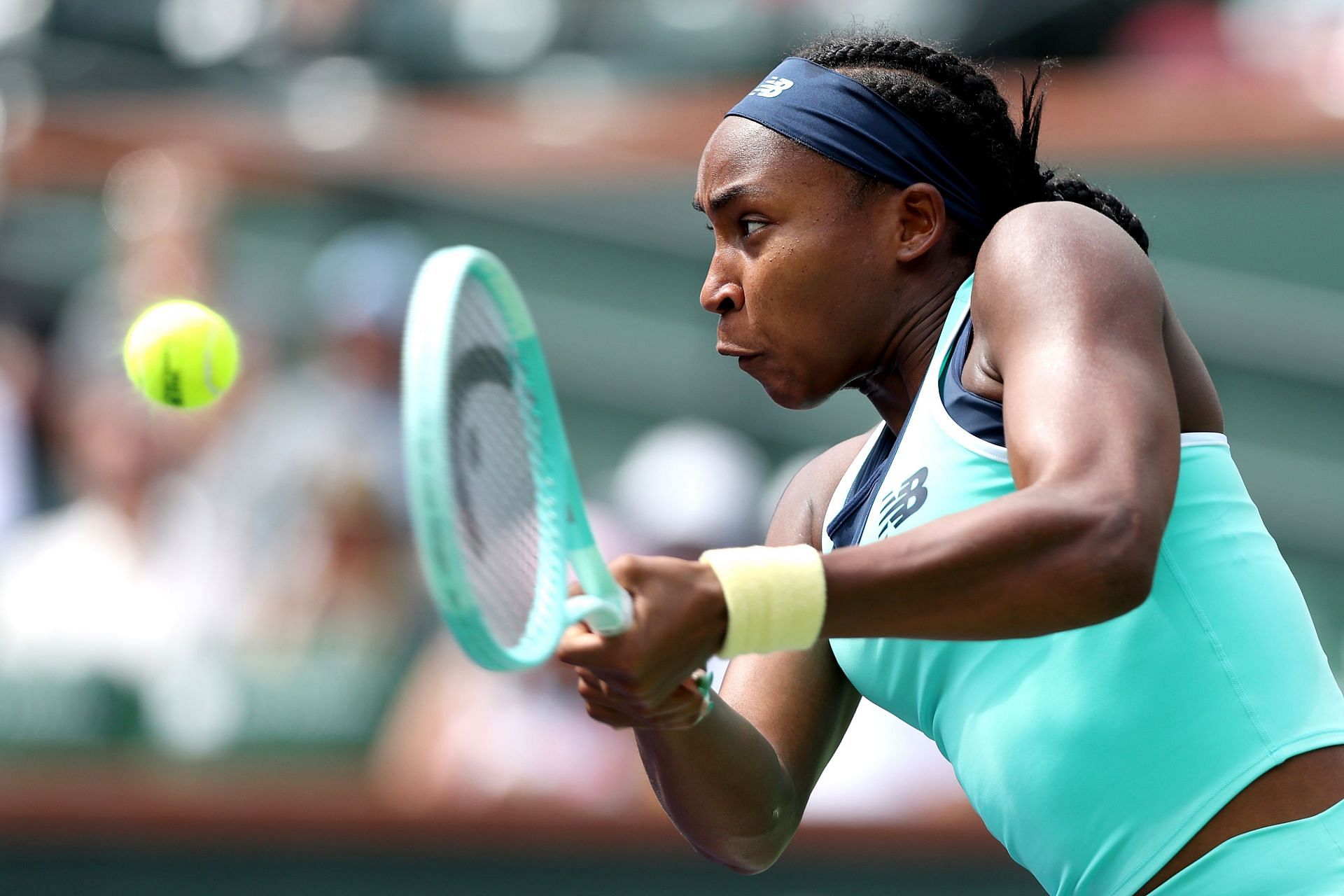 Coco Gauff hits a backhand during 4R match in Indian Wells | Image Source: Getty