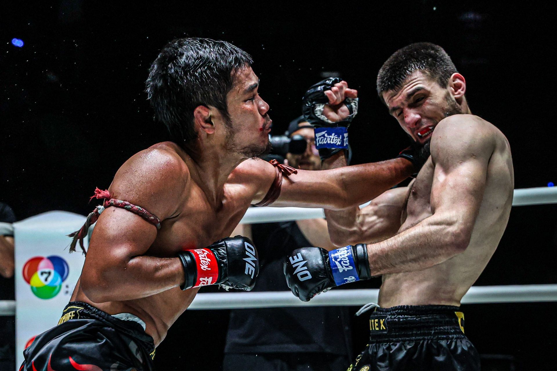 Muangthai (L) vs Ibragim Abdulmedzhidov | Photo by ONE Championship