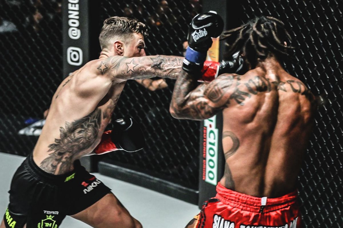 Nieky Holzken (left) hammers Cosmo Alexandre [Photo via ONE Championship]