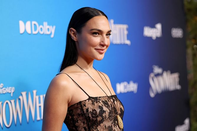 "Cameraman deserves an Oscar for not breaking character" - Internet reacts to viral clip of Gal Gadot's acting being compared to Scooby Doo