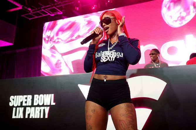 "No gloves, no hair net, no apron" — Netizens react to Sexyy Red cooking Marathon Burger after performing at Rolling Loud