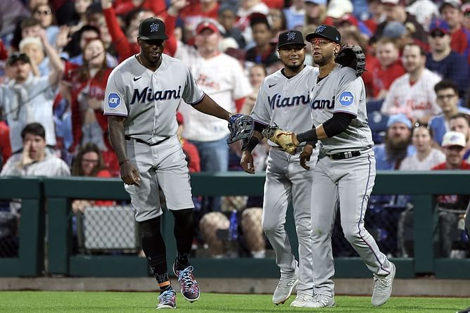 Luis Arraez & Padres teammate Yuli Gurriel can't stop smiling during their recent Cuban restaurant outing