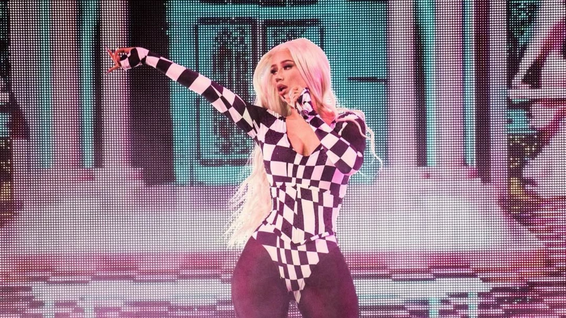 Iggy Azalea performing on stage. [Image via Instagram/@thenewclassic]