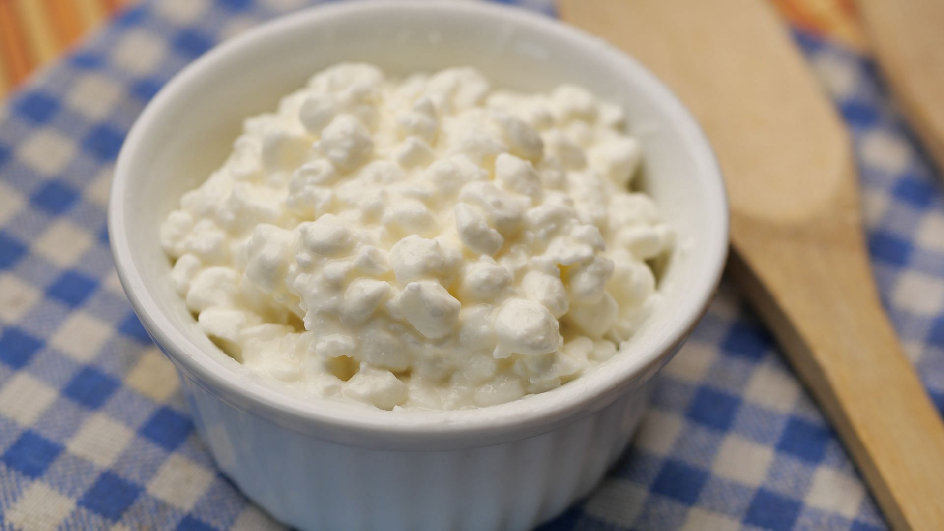 Cottage cheese contains casein, a slow digesting protein (Image via Canva)