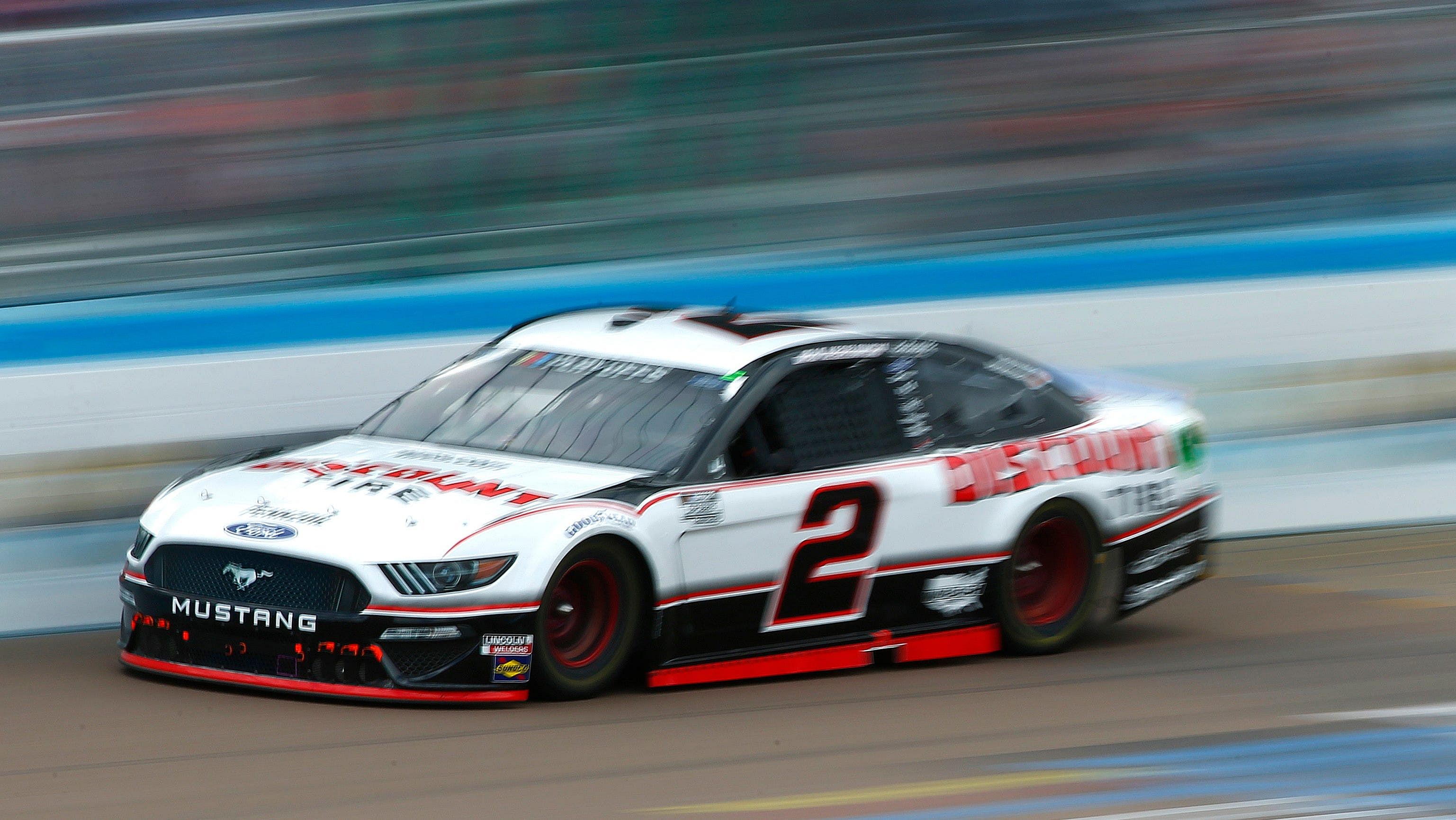 Brad Keselowski (2) speeds down the stretch after turn four at the Phoenix Raceway 2018- Source: Imagn